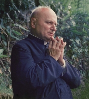 Mons. Luigi Novarese alla Grotta di Lourdes guida il Rosario