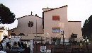 La statua di Maria, davanti alla Casa accoglie gli ospiti